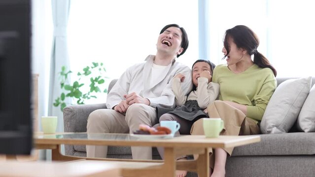 テレビを観る家族