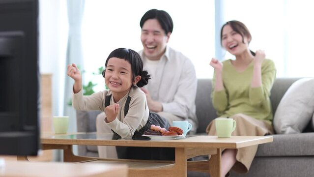 テレビを観る家族