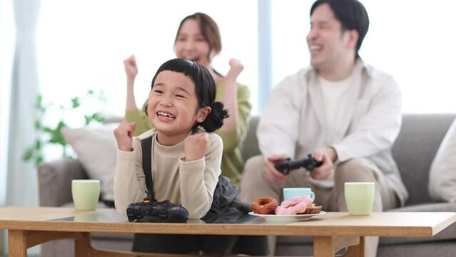 テレビゲームをする家族