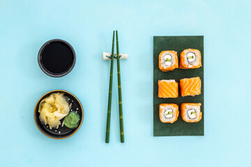 Sushi rolls set with salmon on green papper plate © 9dreamstudio