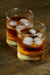 Bicchier di wisky con ghiaccio