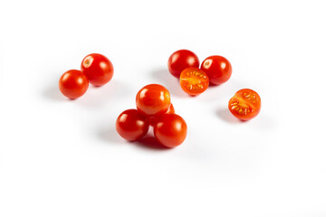 tomates cherry sobre fondo blanco