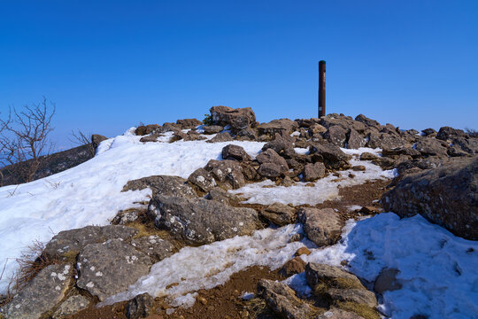 冬の長野県東御市と上田市の間にある烏帽子岳の山頂標識