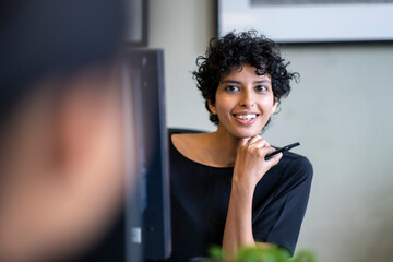Young smiling woman in office - obrazy, fototapety, plakaty
