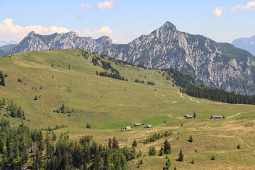 Wunderschöne Alpenlandschaft im Salzkammergut; Blick über die Postalm auf Rettenkogel,...