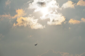 夕暮の中を飛行訓練するオスプレイ