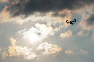 夕暮の中を飛行訓練するオスプレイ