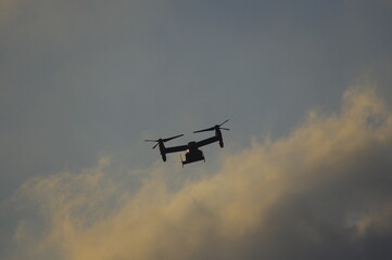 夕暮の中を飛行訓練するオスプレイ