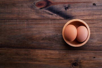 Obraz na płótnie Canvas egg on wood background, fresh egg 