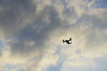 Fototapeta na wymiar 夕暮の中を飛行訓練するオスプレイ