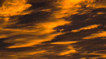 Fototapeta premium Ciel de feu, pendant le crépuscule, sous des nuages de haute altitude