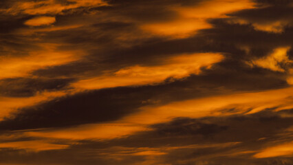 Obraz premium Ciel de feu, pendant le crépuscule, sous des nuages de haute altitude