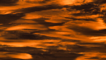 Ciel de feu, pendant le crépuscule, sous des nuages de haute altitude