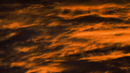 Ciel de feu, pendant le crépuscule, sous des nuages de haute altitude
