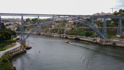 Vista aérea de drone sobre a Ponte de D. Maria Pia, Porto - Portugal
