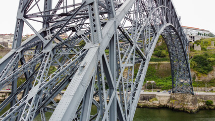 Vista aérea de drone sobre a Ponte de D. Maria Pia, Porto - Portugal
