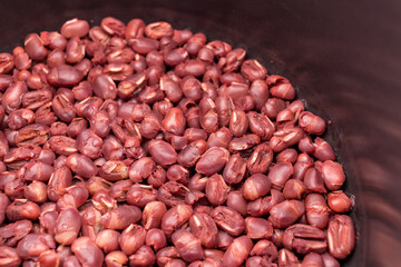 電気調理器の内釜および茹でた小豆
