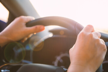 mujer conduciendo al ocaso