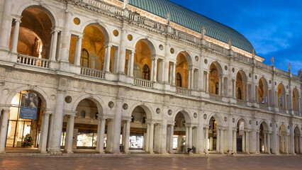 Fototapeta na wymiar Palazzo in Vicenza by night 