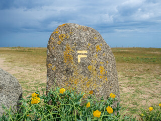 Rocher de granit avec la signalisation d'un sentier de randonnée sur le littoral de l'Ile d'Yeu,...