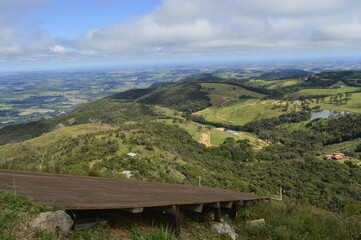 Rampa de salto com vista para o vale verde