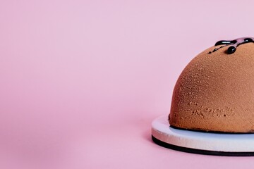 Dessert au chocolat en studio sur fond rose