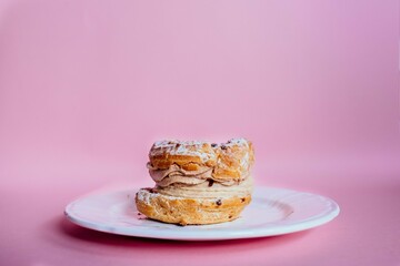 Dessert à la crème en studio sur fond rose