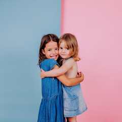 Petites filles, sœurs se faisant un câlin en studio