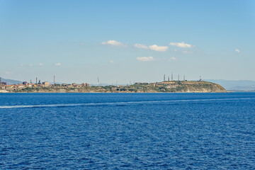 Fototapeta premium Piombino, Hafenstadt, Hafen, Altstadt, Hafen, Fähre, Industrie, Fährhafen, Altstadthäuser, Toskana, Toskanischer Archipel, Meer, Sommer, Italien