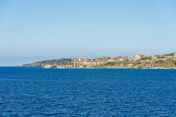 Fototapeta premium Piombino, Hafenstadt, Hafen, Altstadt, Hafen, Fähre, Fährhafen, Altstadthäuser, Toskana, Toskanischer Archipel, Meer, Sommer, Italien