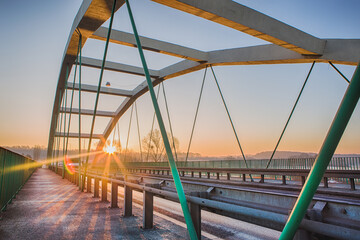 Most o wschodzie słońca