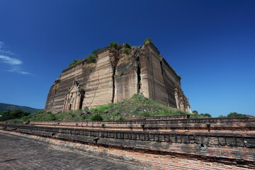 Fototapeta na wymiar The Mingun Pahtodawgyi, an incomplete monument pagoda in Mingun, Myanmar.