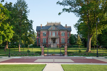 Illinois governors mansion in Springfield on a sunny afternoon in the summer - obrazy, fototapety, plakaty