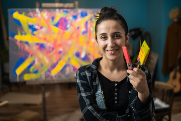 A young blogger who is an artist has painted an abstract painting for her followers, which she is...