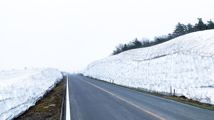 蔵王エコーラインの雪の壁