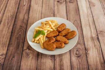 Fast food restaurants often serve the nuggets fried in oil, although they can also be baked