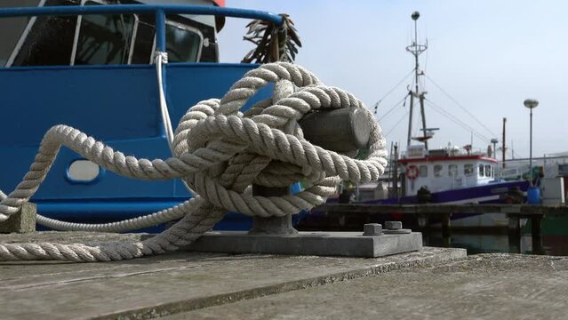 Poller mit Schiffstau in einem Hafen