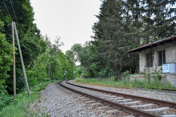 Obraz premium Kamptalbahn, Bahnhof, Plank, Plank am Kamp, Bahnhofsgebäude, Stockwerk, Schild, Stationsname, Bahnsteig, Gleis, Ausweiche, Nummer, Schienen, Schwellen, Betonschwellen, Beleuchtung, Lichtmast, Außenbel