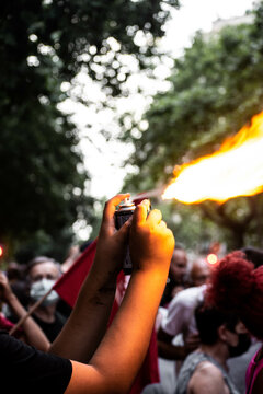 manifestante crea una llama con un spray y un mechero