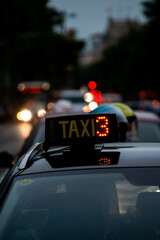 luz indicativa taxi 3 con luces desenfocadas bokeh en el fondo Barcelona