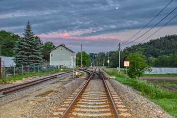 Kamptalbahn, Bahnhof, Plank, Plank am Kamp, Bahnhofsgeb&auml;ude, Stockwerk, Schild, Stationsname, Bahnsteig, Gleis, Ausweiche, Nummer, Schienen, Schwellen, Betonschwellen, Beleuchtung, Lichtmast, Au&szlig;enbel