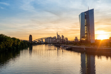 Europäische Zentralbank mit Frankfurts Skyline im Hintergrund beim Sonnenuntergang, Sommer