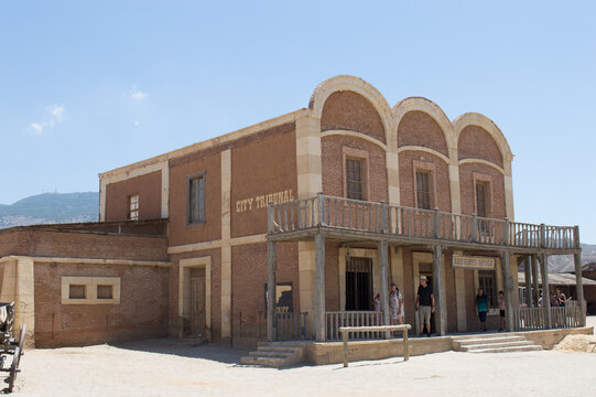edificio del sheriff en un poblado del antiguo oeste