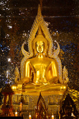 Fototapeta premium golden buddha statue