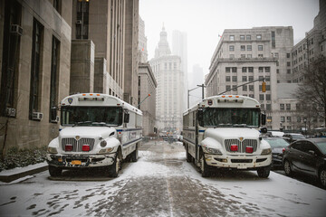 Unidades de traslado de penitenciaria de la ciudad de nueva york en tarde nevada de invierno.