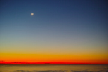 Paysage océanique paisible au coucher du soleil sur une mer calme et vide à l& 39 aube. Fond d& 39 écran d& 39 une superbe lumière rouge et jaune se reflétant sur l& 39 eau du soleil de minuit au crépuscule avec un fond d& 39 espace de copie