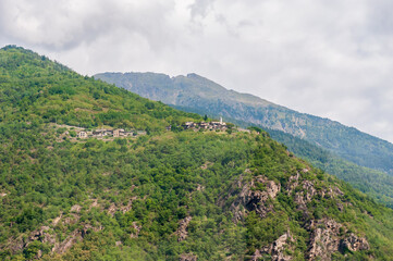 Fototapeta premium 山の上の村 ヨーロッパ スイス ヴァル・ポスキアーヴォ