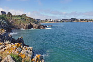 Randonnée sur le GR 34 en direction de Saint-Malo en Bretagne