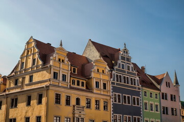 Fototapeta premium meissen, deutschland - sanierte häuserzeile am marktplatz