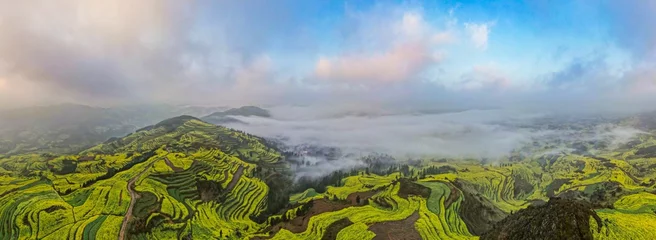 Fotobehang Rijstvelden Luchtfoto van de Longji -Dragon& 39 s Backbone terrasvormige rijstvelden onder de wolken  © 小 梁/Wirestock Creators